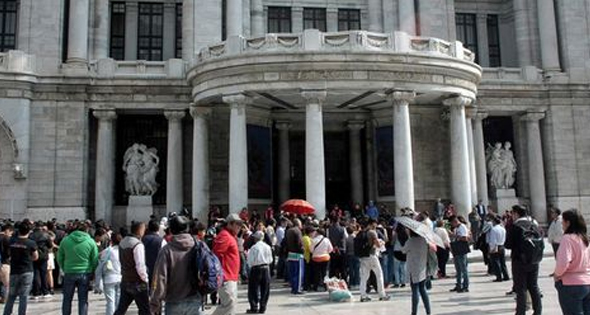 Gente en la explanada de Palacio de Bellas Artes