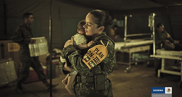 mujer militar cargando bebé