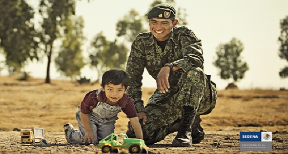 Militar con niño jugando